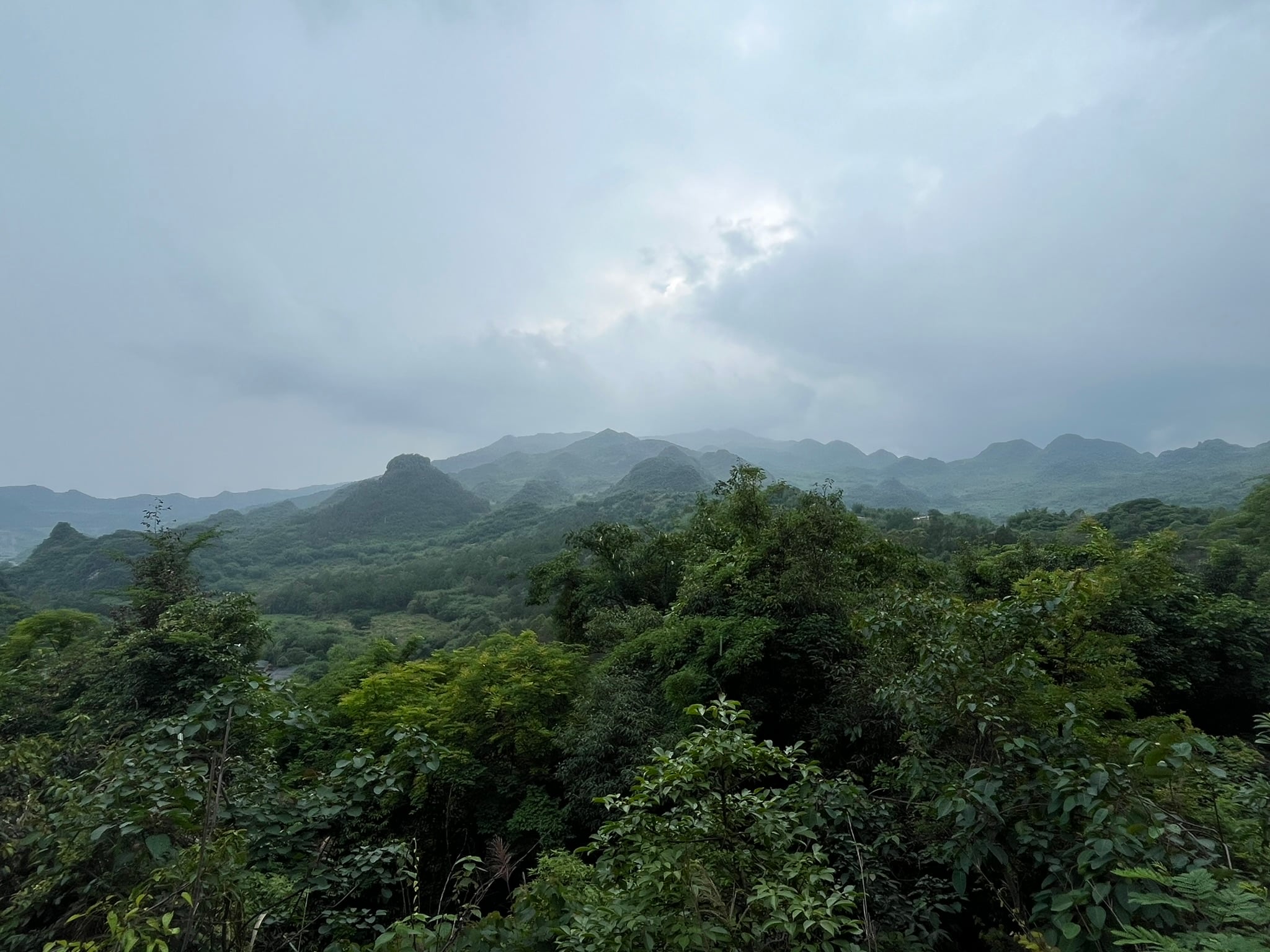 远处下雨的山头