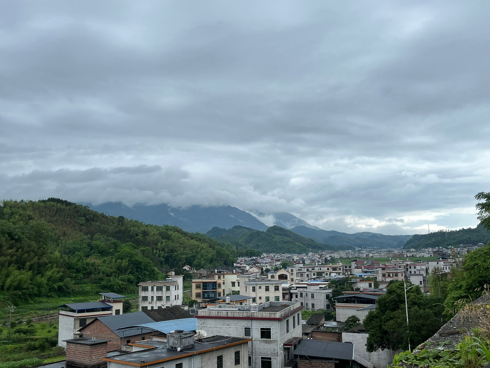 雨后的山