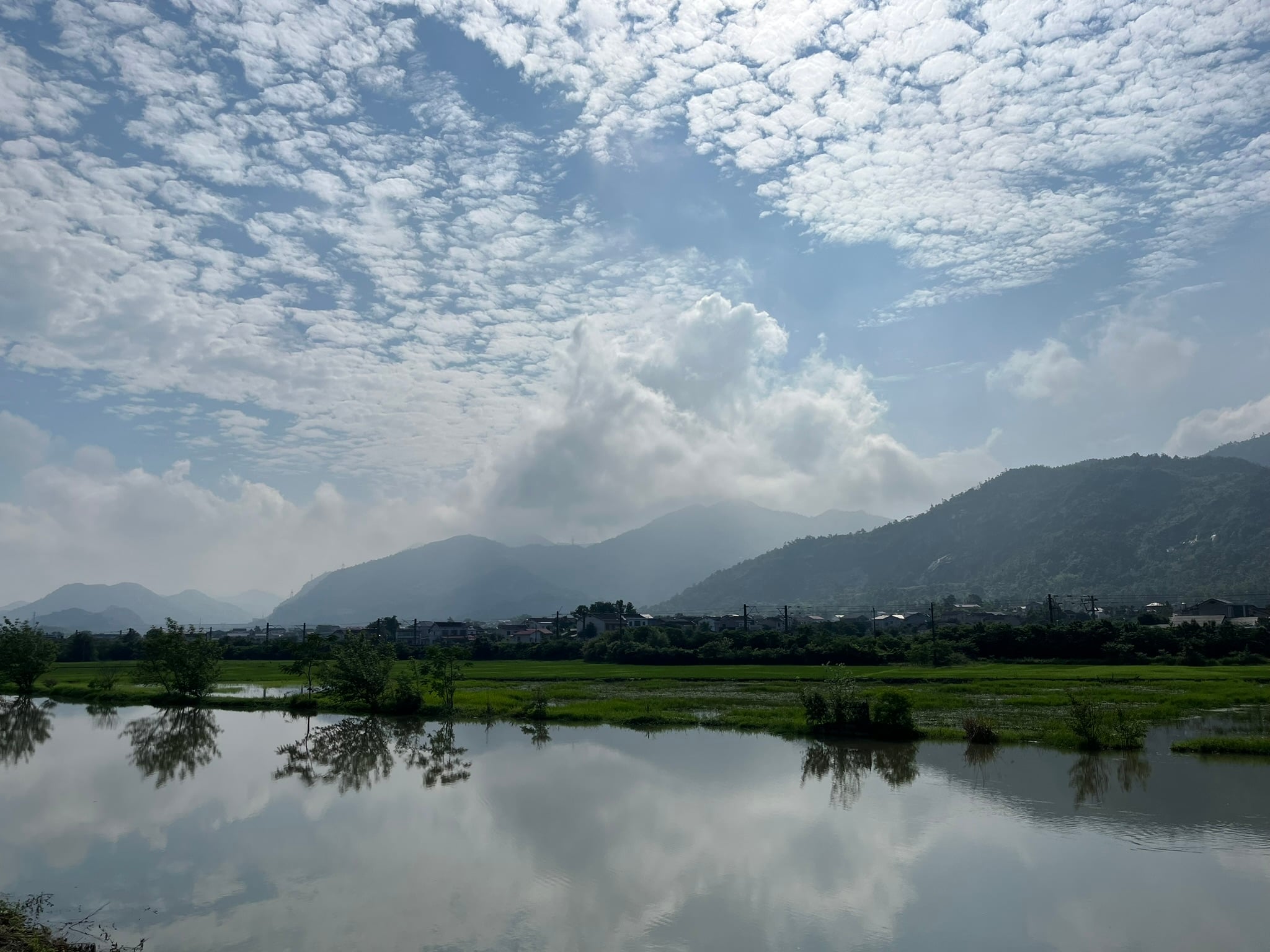 美丽的村庄和田野